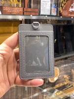 حامل بطاقة جلد خاص بموظفين التجمع الصحي