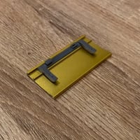 بروش اسم ذهبي معدن مشبك وتعليقة ( عرض 6،8 سم ارتفا...