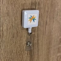 تعليقة بلاستيك لون أبيض مربع