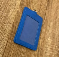 حامل بطاقة خاص بموظفين البنوك