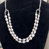 عقد من حبات اللولو المنزرع مطعم بكرستالات وردية ال...