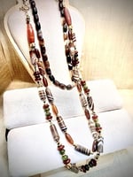 عقد الظفار مع الاكسسوارات الذهبية