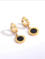 أقراط متدلية بزينة سوداء