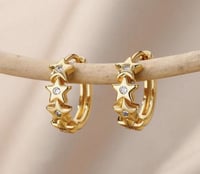 الأقراط النجمية