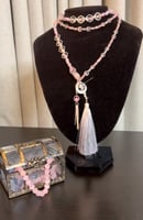 عقد طويل يلبس بأكثر من طريقة