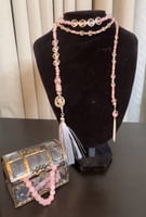 عقد طويل يلبس بأكثر من طريقة