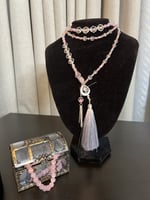 عقد طويل يلبس بأكثر من طريقة