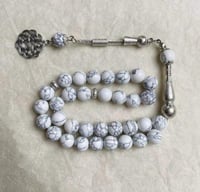 مسبحة. أبيض مغنيسيت