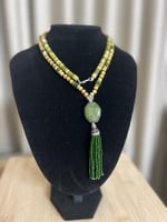 عقد متميز باللون الذهبي و الزيتي