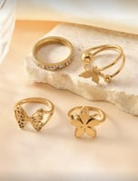 مجموعة من ٤. خواتم مطلية بالذهب