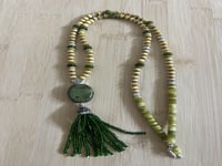 عقد متميز باللون الذهبي و الزيتي