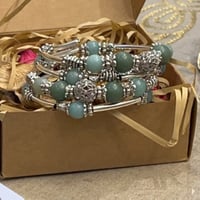 أسورة أحجار كريمة و فضيات