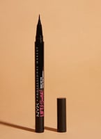 من نكس Nyx lift& snatchقلم رسم الحواجب فائق الدقه...