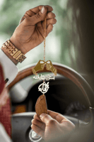 تعليقة استودعتك الله بالاسم مع كسرة العود بشكل فخا...