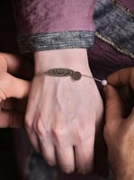 اسواره أنيقة بالاسم مع قلب- فضي