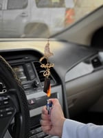 تعليقة سيارة عود مع رسمة الصقر