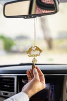 تعليقة كسرة العود بشكل قلب بيدين ترند