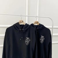 بلوفر ليحتضنك دائما - برسمه قلب