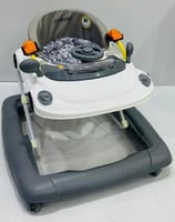 W38 مشاية مواليد مربعة مع طاولة العاب