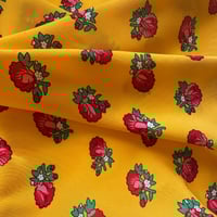 قماش شالكي أصفر زاهي - زهور صغيره