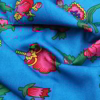 قماش شالكي أزرق - زهور كبيره