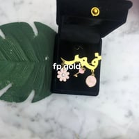 بروش مطلي ذهب و3 فصوص ملون