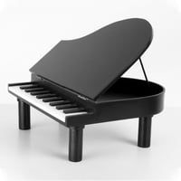 تحفة بيانو خشبي باللون الأسود