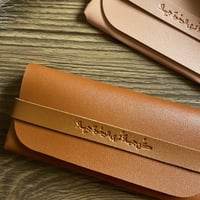 حافظة نظارة بعبارة " كن جميلا ترى الوجود جميلا"