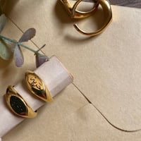 خاتم كلمة "حريـة"