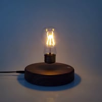 مصباح مغناطيسي عائم بتصميم فريد