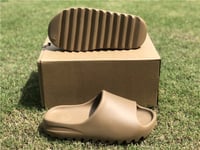 Yeezy Slides 'Earth Brown'