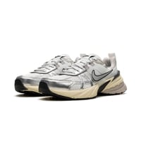 Nike V2K Run White Metallic Silver – نايك في 2 كيه...