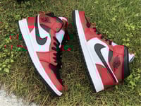 AIR JORDAN 1 MID "Chicago Black Toe"