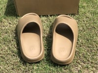 Yeezy Slides 'Earth Brown'