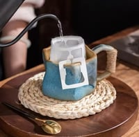 كوب فخار غير منتظم الشكل