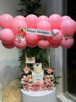 ورد وكيك مع بالونات