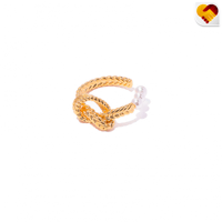 خاتم ذهبي عقدة وثلاثة لؤلؤ