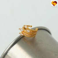 حلق بمنتصف الاذن ذهبي بفص لامع