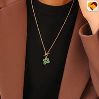 سلسلة ذهبي بتصميم ورد اخضر