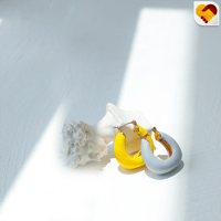 حلق دائري باللون الاصفر والرصاصي