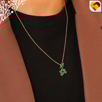 سلسلة ذهبي بتصميم ورد اخضر