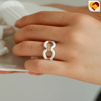 خاتم ابيض بشكل مفرغ وزينة ذهبي