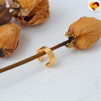 حلق ذهبي بثلاث خطوط