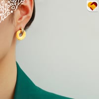 حلق ارجواني وليموني بوسط ذهبي