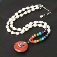 سلسال طويل من اللولو والحجر الطبيعي