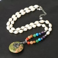 سلسال طويل من اللولو والحجر الطبيعي