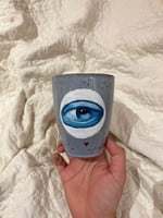 كوب (عين) مرسوم يدوياً