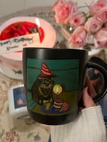 كوب مرسوم يدوياً -قطّ يحتفل-