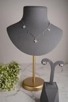 سلسال تشوكر بتصميم صدف البحر فضي ناعم لإطلالة عصري...