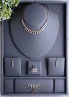 طقم مجوهرات نسائي عصري بلمسة ذهبية براقة